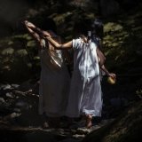 Elisabeth, sa mère et ses deux soeurs cadettes, des personnages de "Foudre"